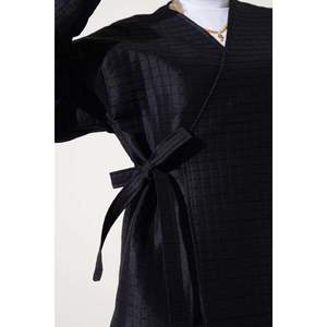 Kimono matelassé à cravate latérale noire pour femmes Ensembles pour femmes - Product Image 4