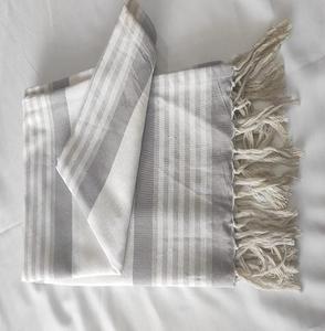 Toalla de playa de mezcla de algodón turco de gran tamaño con estampado de rayas personalizado suave y de secado rápido con borlas para amantes de la playa - Product Image 5