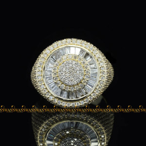 Ornée de diamants ronds Moissanite et taille baguette Cette bague Hip Hop en or jaune 14 carats élégance originale et style moderne - Product Image 3