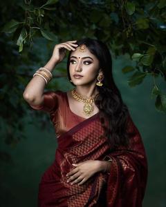 Saree élégant en soie de Lichi doux avec un design complexe de Zari doré idéal pour les événements traditionnels, les fêtes et les cadeaux Fashionharbour - Product Image 2