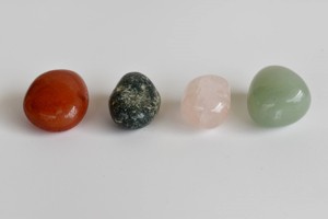 Renforcez les liens émotionnels : Coffret cadeau de cristaux d'amitié en pierres précieuses naturelles polies et éco-responsables - Product Image 4