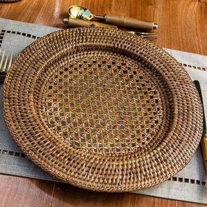 Assiette en rotin classique de forme ronde conçue pour les intérieurs rustiques Appartements modernes et salles à manger élégantes - Product Image 2