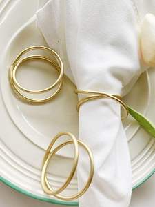 Anillo de servilleta de acero inoxidable de alta calidad, soporte de anillos de tejido de mesa para restaurante occidental, servilleta de hebilla de metal triangular de lujo - Product Image 5