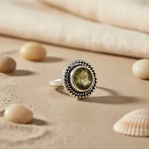 Bague Art Palace Vintage en argent 925 plaqué rhodium avec topaze verte sertie clos, tendance, unisexe, pour usage quotidien, bijoux raffinés - Product Image 1