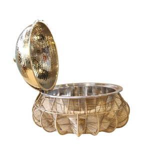 Plat en acier inoxydable avec couvercle, finition martelée et base en fil métallique pour le service de nourriture de mariage et la décoration de table - Product Image 2