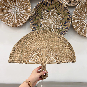 Éventail en jonc de mer naturel tissé à la main avec poignée en cuir pour coffret cadeau en bambou cadeaux artisanaux d'événement de fête de mariage - Product Image 1