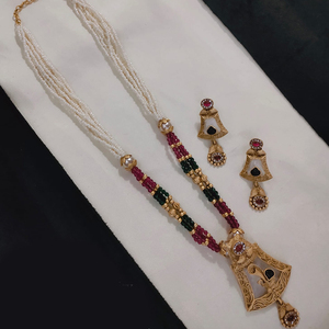 Collier en pierre Pota de couleur or royal avec perles Parure de bijoux intemporels pour mariages et occasions spéciales - Product Image 3