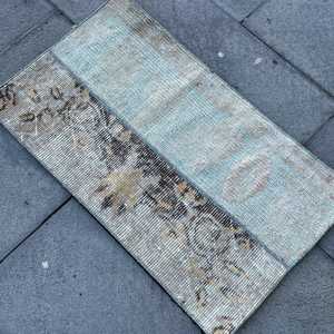 Alfombra Pequeña Vintage, Alfombra Turca de 1.8x2.6 pies, Alfombra de Lana Azul con Diseño de Patchwork - Product Image 4
