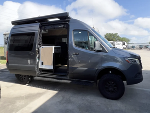 Prêt à être expédié, camping-car de luxe d'occasion 2025 Story_teller Overland DARK MODE OG AWD, EURO 5, 4-6 passagers - Product Image 2