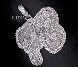 Suministro directo de fábrica Colgante de letra de nombre de diamante personalizado para uso diario u ocasiones especiales Disponible para cantidad de fábrica - Product Image 1