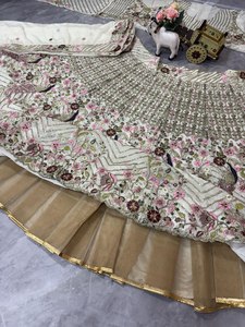 Lehenga Choli en soie scintillante de qualité supérieure avec des paillettes Nouveau style Bollywood de créateur pour les événements de fête - Product Image 5