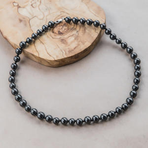 Collar de Shungita con 48 cuentas redondas pulidas de 0.35 pulgadas (9 mm) con cuentas negras tipo semilla y cierre de cadena, longitud del collar 20 pulgadas. - Product Image 1