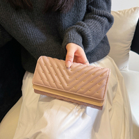 Dompet Panjang Metalik Berkilau dengan Jahitan V, Bertabur Stud, Desain Trendy, Estetika Industrial Premium, Anti RFID, Ukuran Besar