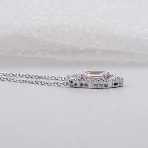 Collar con Colgante de Esmeralda Rosa Rubor Certificado por IGI con Halo de Diamantes Redondos en Oro Blanco de 14k, Forma Geométrica para Compromiso - Product Image 6