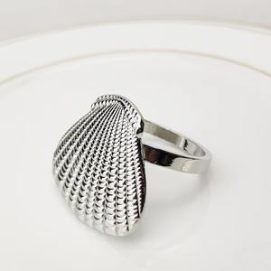 Anneaux de serviette en métal argenté de style antique artistique pour la décoration de table formelle restaurants gastronomiques et repas de célébration nouvel article - Product Image 1