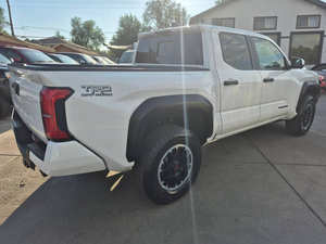 Usado 2024 T * oyota Tacoma Limited - Product Image 3