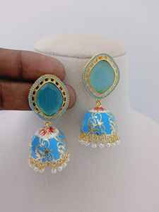 Conjunto de pendientes Jhumka esmaltados de medianoche Impresionante fusión de arte mogol Ornamentación única Latón Producto a granel Diseño personalizado - Product Image 4