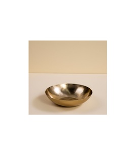 Bol de service élégant en laiton doré, idéal pour les tables à manger à la maison ou comme pièce maîtresse pour les fêtes de famille - Product Image 2