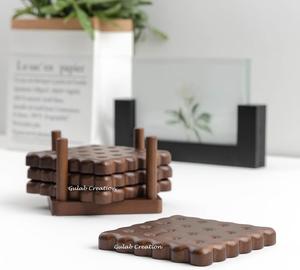 Juego de 4 posavasos cuadrados de madera de mango marrón oscuro con diseño de galletas y soporte a juego para una Decoración de mesa elegante - Product Image 2