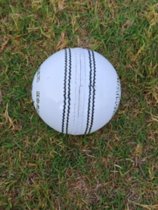 Calidad superior Kookaburra cuero 2 piezas máquina puntada 156G partido Cricket bolas duras - Product Image 5