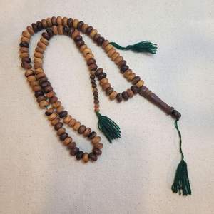 Tasbih en bois artisanal pour la prière quotidienne islamique, fabriqué en bois naturel avec des perles lisses et une corde durable pour une utilisation prolongée - Product Image 3