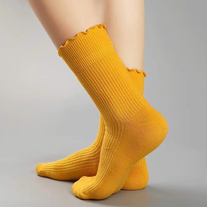 Venta al por mayor de calcetines tobilleros de algodón transpirable para mujer Cool Knit Ruffle Turn-Cuff diseño con volantes para la temporada de invierno - Product Image 3
