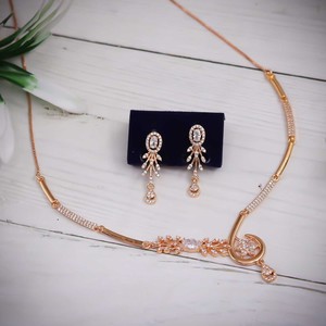 Ensemble collier et boucles d'oreilles de mariage et de fiançailles pour femme, style classique élégant, alliage de haute qualité plaqué or, infusé de zircon cubique transparent - Product Image 3