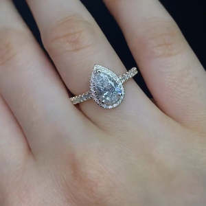 Anillo de Diamantes de Laboratorio con Certificación IGI, 1.80 Quilates, Corte Pera, Color D, Claridad VVS-VS, con Halo y Corte Catedral, Accesorio de Compromiso y Boda para Mujer - Product Image 2