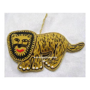 งานปักลายสิงโตดีไซน์แบบดั้งเดิมสีทองประดับด้วยลูกปัด ของตกแต่งบ้านสำหรับเทศกาลคริสต์มาสที่น่าทึ่ง - Product Image 1