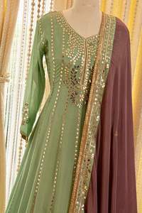 Salwar Kameez de Estilo Contemporáneo con Bordado Gota para Mujer en Tela Premium, Ideal para Fiestas - Product Image 5