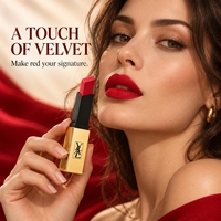 Rouge à lèvres mat YAL Velvet, couleur rouge vif, toucher soyeux, étui noir et or, maquillage cosmétique
