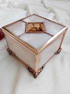 Cajas de anillos de joyería de cristal de forma cuadrada de buena calidad con acabado dorado perfecto para almacenar anillos collares y accesorios finos - Product Image 3