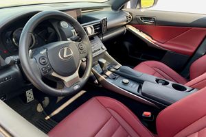 Lexus IS 350 F Sport 2015 d'occasion, 10 500 miles, 1 propriétaire, 306 ch, V6, transmission intégrale - Product Image 4