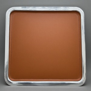 Bandeja de cuero rico con costuras decorativas y marco resistente que ofrece un uso práctico con un toque de elegancia atemporal - Product Image 1