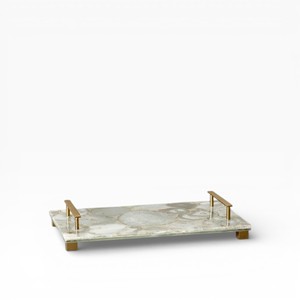 Plateau de service rectangulaire en agate naturelle gris clair avec texture de cristal nuageux doux et poignées en métal doré - Product Image 1