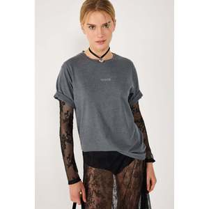 เสื้อยืดแขนสั้นผ้าฝ้าย 100% คอกลมทรงปกติ รุ่น Mega Merchant รุ่น 35528 สี Charcoal Acid Stone - Product Image 3