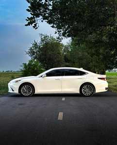 Lexus ES 300h d'occasion de 2021, en bon état - Product Image 2