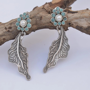 Joyería de diseño de moda hecha de latón 2025, lo último en tendencia, aretes de latón con aspecto de plata hechos a mano para niñas y mujeres - Product Image 1