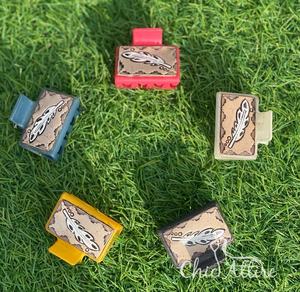 Mini pinces à griffes en cuir usiné fait à la main à la mode et uniques accessoires de cheveux en cuir véritable gravés personnalisés pour les femmes - Product Image 1