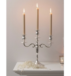 Candélabre à trois bras en argent avec finition classique polie pour une décoration de table élégante - Product Image 1