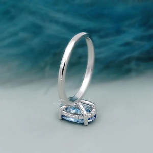 Anillo de compromiso ovalado con halo oculto y diamante azul de fantasía certificado por IGI - Product Image 5