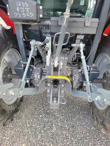 Tracteur Massey Ferguson 1835M 2023, 30 CV, puissance compacte avec moteur et pompe, conçu pour la productivité agricole - Product Image 6