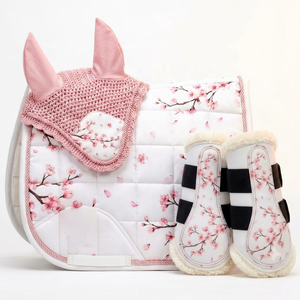 Conjunto de almohadilla de silla de montar Cherry Blossom para doma clásica, hecho a mano, con velo antimoscas floral a juego y botas de protección para caballo - Product Image 1