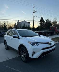 Toyota RAV4 XLE 2017, Interior Oscuro, Asientos de Cuero, Automático, con Volante a la Izquierda, Tamaño de Neumáticos R17, Gasolina/Eléctrico, Usado - Product Image 3