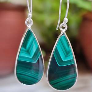 Boucles d'oreilles pendantes en argent sterling 925 faites à la main, style bohème, forme poire, avec pierre précieuse malachite, cadeau tendance pour elle - Product Image 2