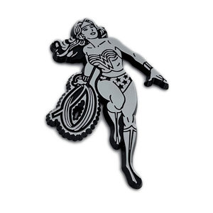 Assiette décorative vintage Wonder Woman avec emblème chromé - Product Image 4