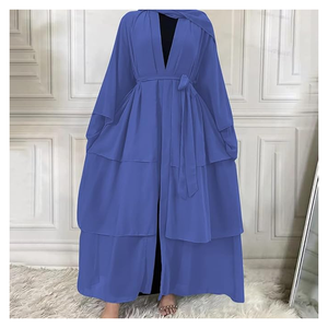 Abaya en crêpe doux pour femme avec une silhouette de manteau moderne et des boutons-pression sur le devant-Une option polyvalente et légère pour les soirées de printemps - Product Image 2