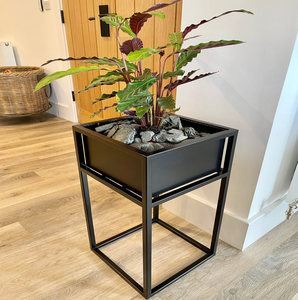 Juego de Macetas Metálicas Contemporáneas Plateadas con Acabado en Polvo, Diseño Moderno, Tamaños Pequeño y Grande, Macetas Decorativas para Exteriores - Product Image 3