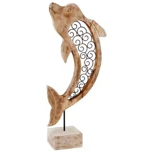 Sculpture de table élégante représentant un cerf dans une forêt, avec base en bois, pour la décoration moderne de la maison et un accent de décoration saisonnier élégant - Product Image 2