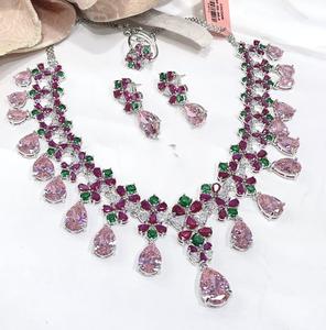 Conjunto de Collar y Aretes de Diseño de Alta Calidad en Latón Plateado con Piedras de Circonia Cúbica para Boda, Compromiso, Fiesta, Estilo Clásico Moderno para Mujer - Product Image 4